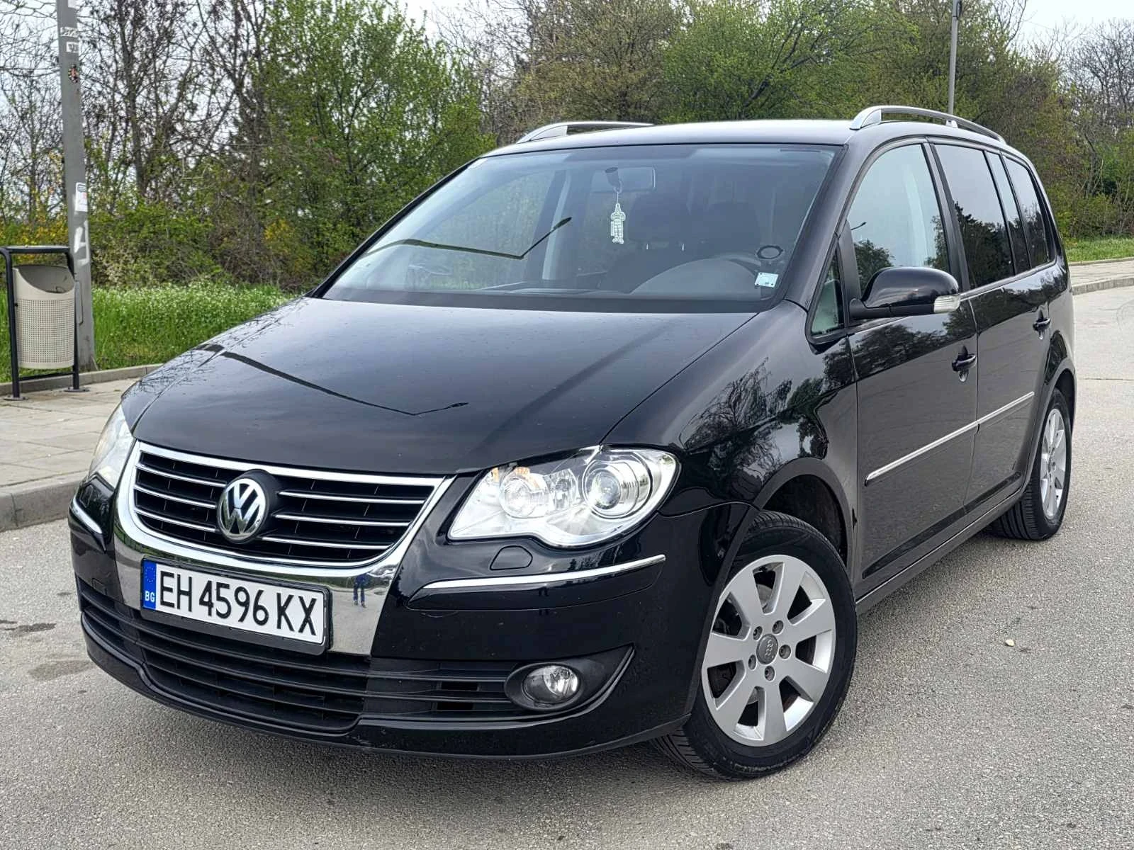 VW Touran 2.140 DSG, снимка 11 - Автомобили и джипове - 54225909