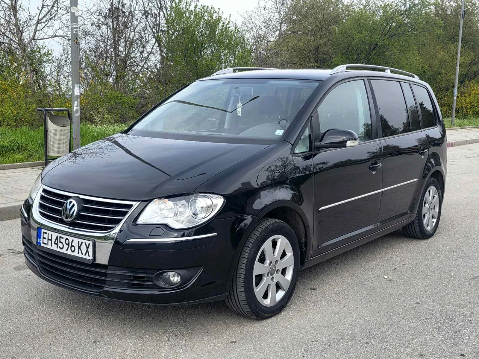 VW Touran 2.140 DSG, снимка 13 - Автомобили и джипове - 54225909