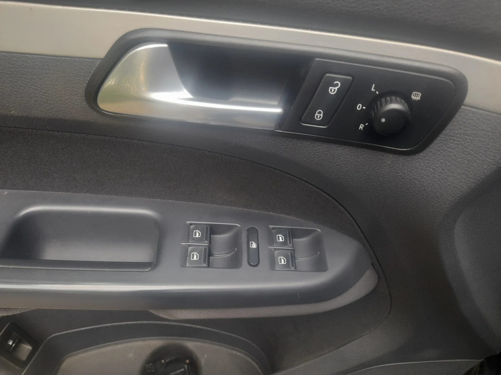 VW Touran 2.140 DSG, снимка 4 - Автомобили и джипове - 54225909