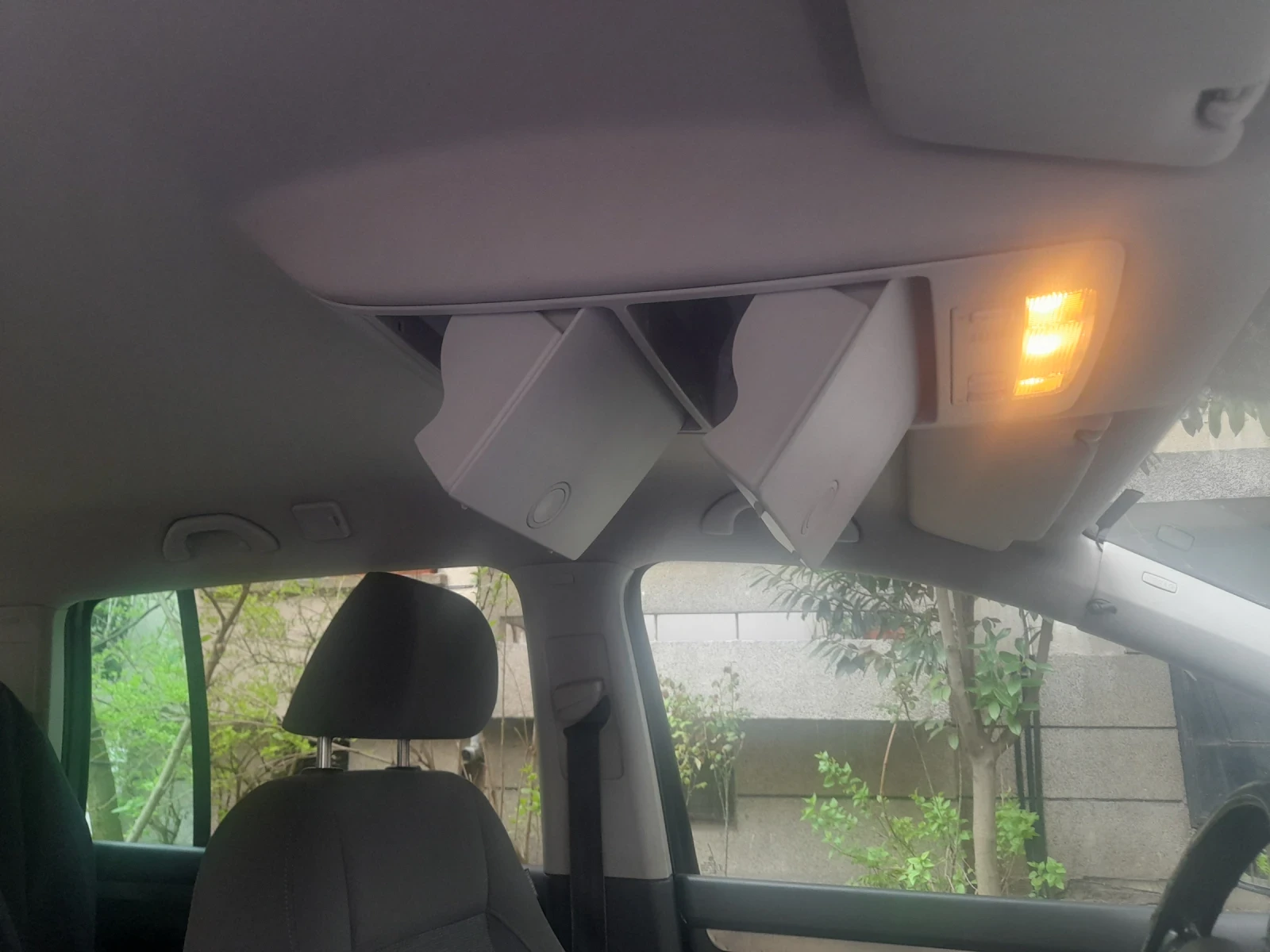 VW Touran 2.140 DSG, снимка 17 - Автомобили и джипове - 54225909