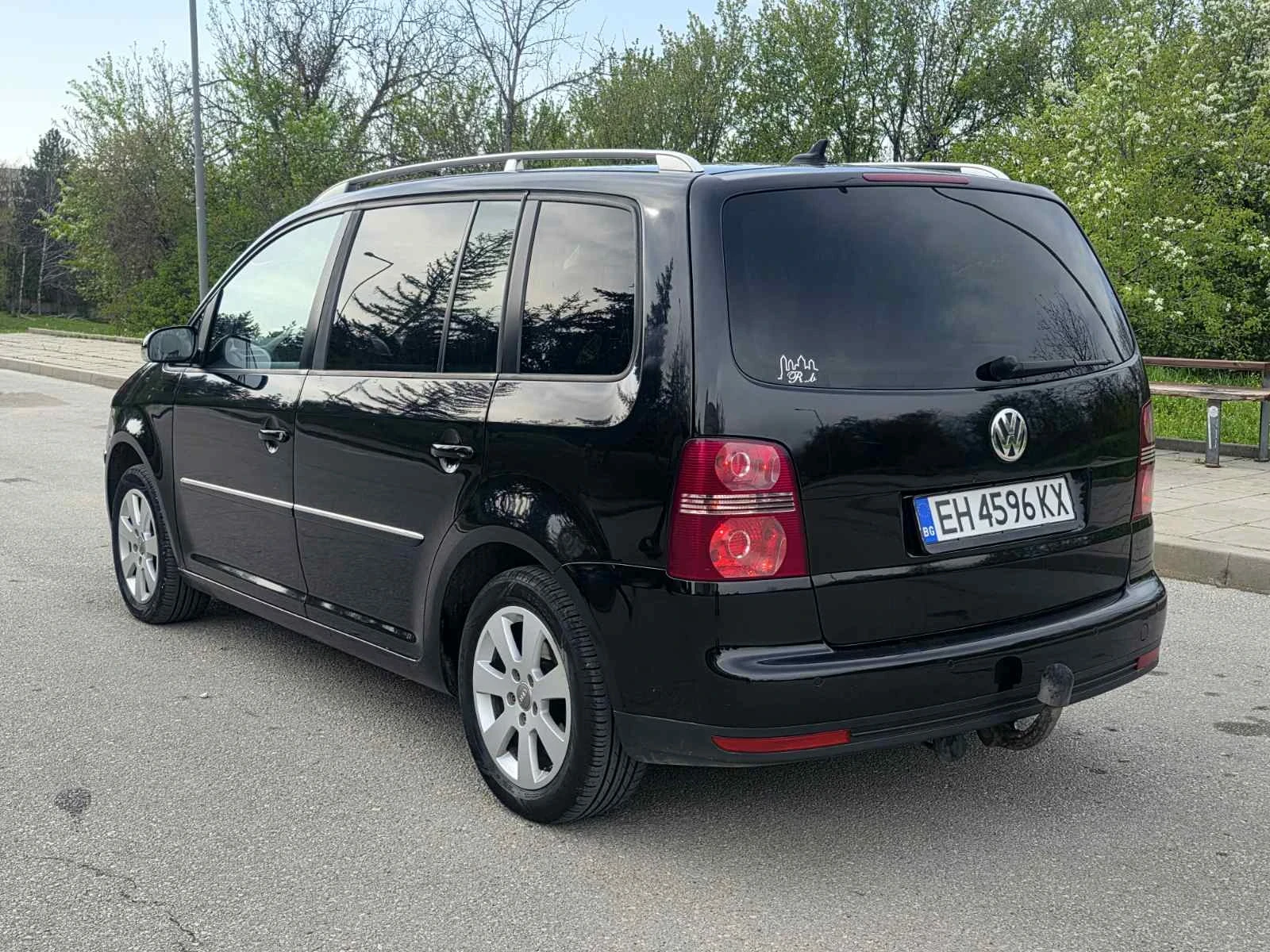 VW Touran 2.140 DSG, снимка 10 - Автомобили и джипове - 54225909