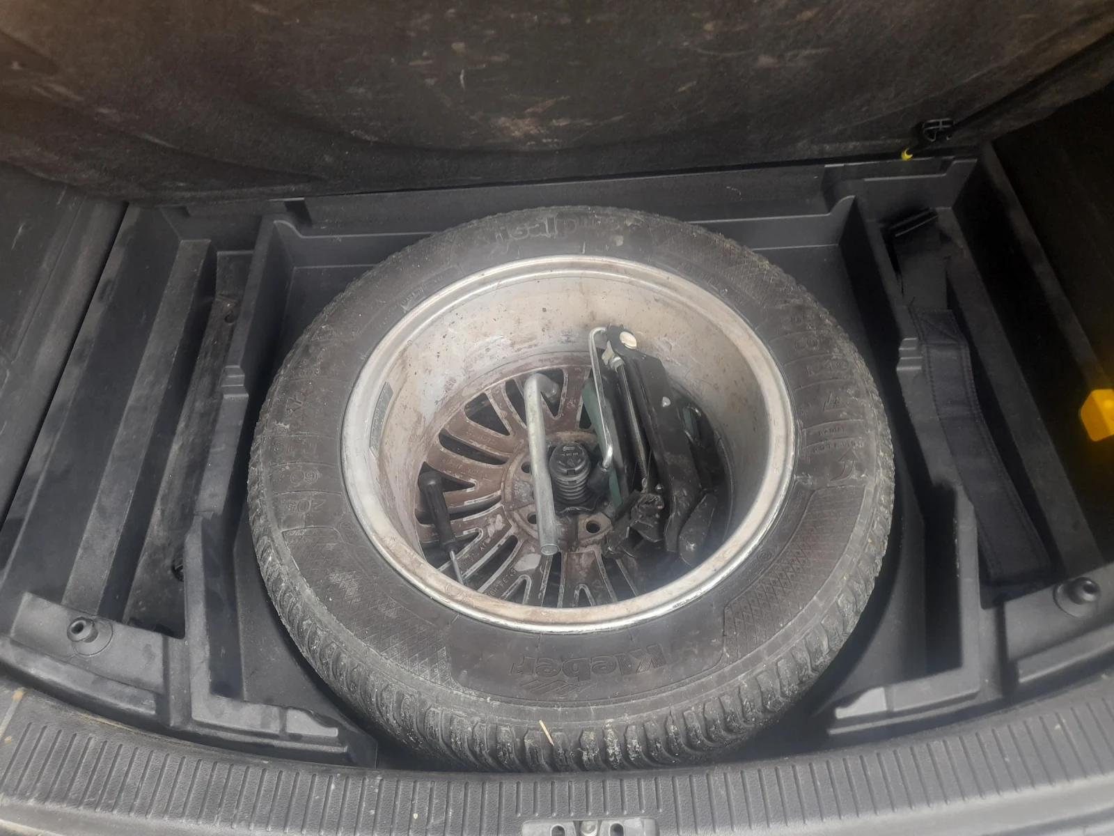 VW Touran 2.140 DSG, снимка 15 - Автомобили и джипове - 54225909