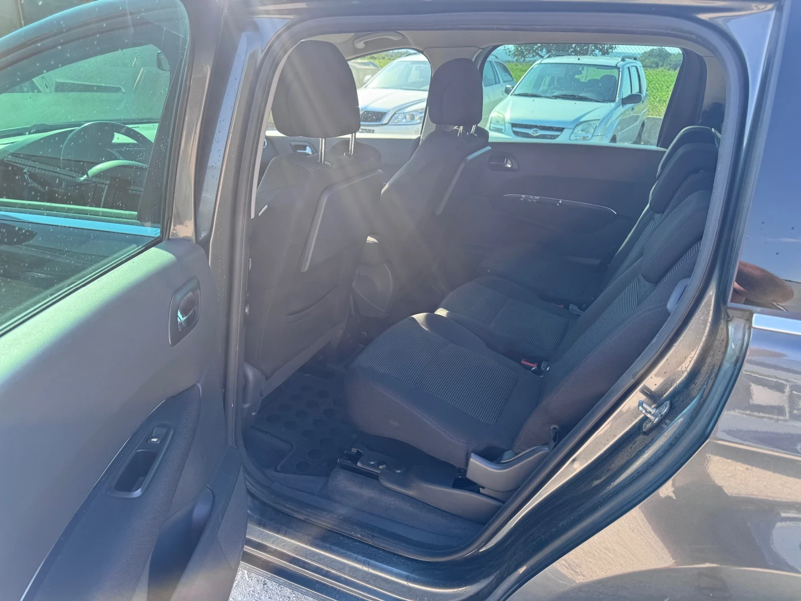 Peugeot 5008 2.0HDI 150PS 6+ 1 EVRO 5, снимка 12 - Автомобили и джипове - 55151398
