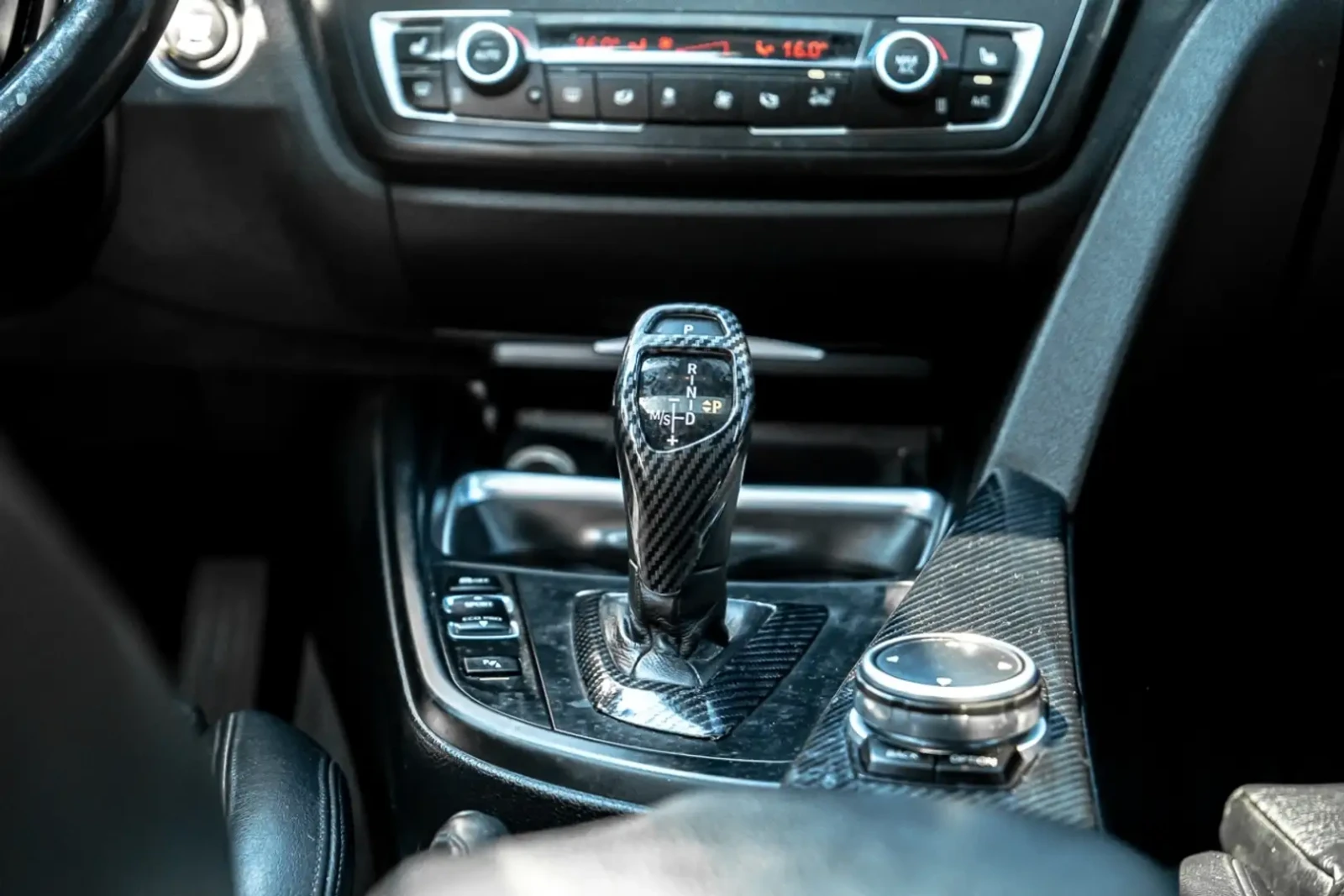 BMW 335 Xi* M-Pack* Harman Kardon* Carbon, снимка 9 - Автомобили и джипове - 55223035