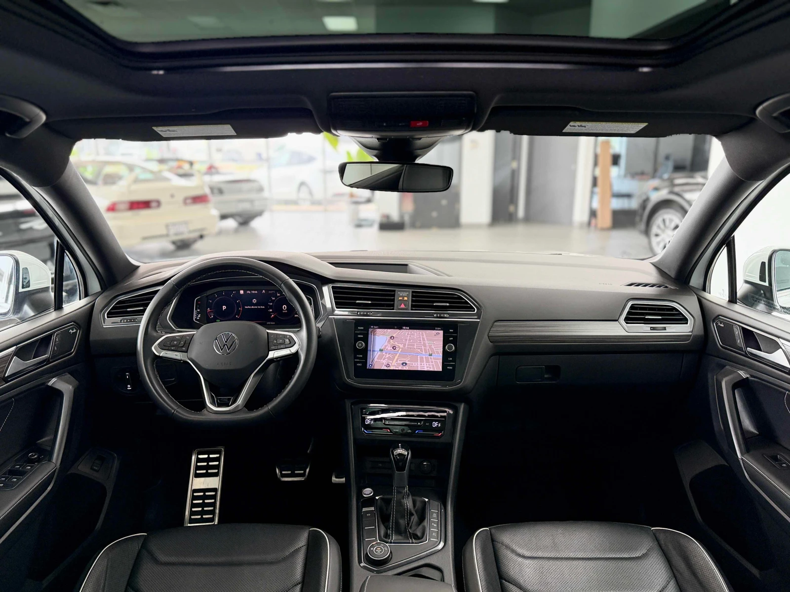 VW Tiguan HIGHLINE* R-LINE* 4MOTION, снимка 11 - Автомобили и джипове - 55244446