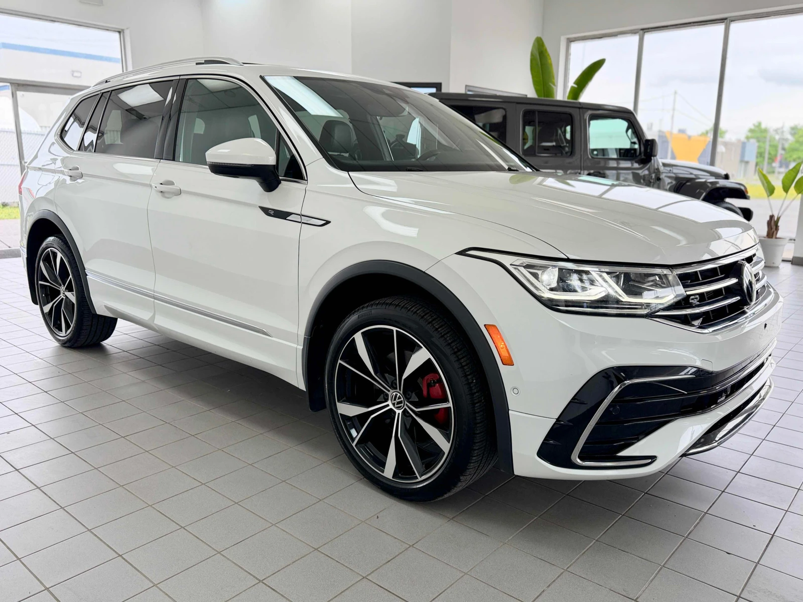 VW Tiguan HIGHLINE* R-LINE* 4MOTION, снимка 4 - Автомобили и джипове - 55244446