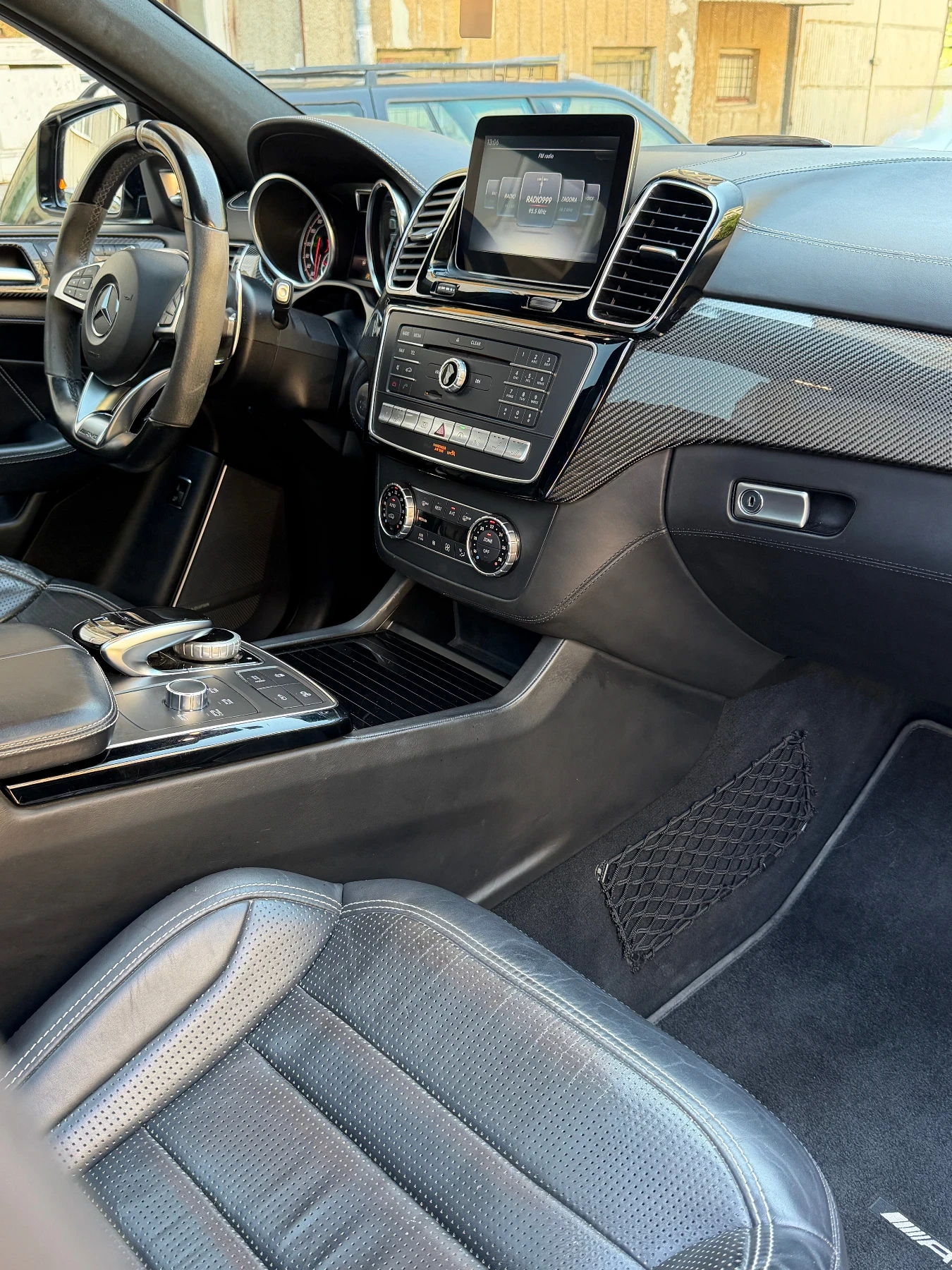Mercedes-Benz GLE 63 S AMG /Full/Vacum/Carbon/Masage/Pano/, снимка 9 - Автомобили и джипове - 55732507