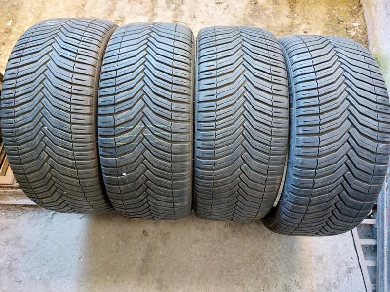 Гуми Всесезонни 225/40R18, снимка 1 - Гуми и джанти - 35772287