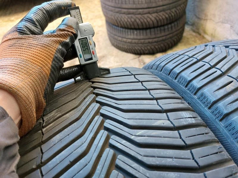 Гуми Всесезонни 225/40R18, снимка 4 - Гуми и джанти - 35772287