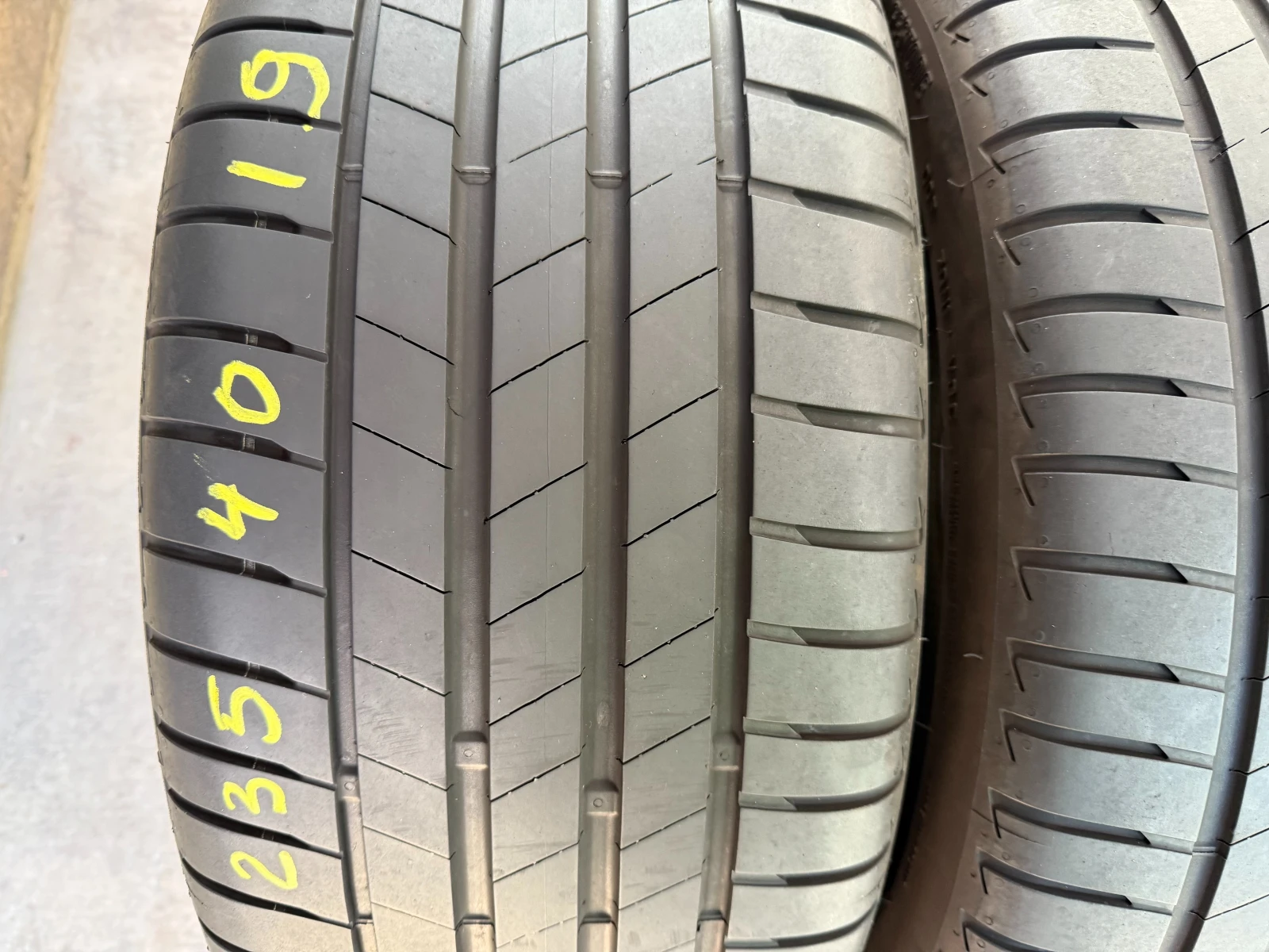 Гуми Летни 235/40R19, снимка 4 - Гуми и джанти - 55686649