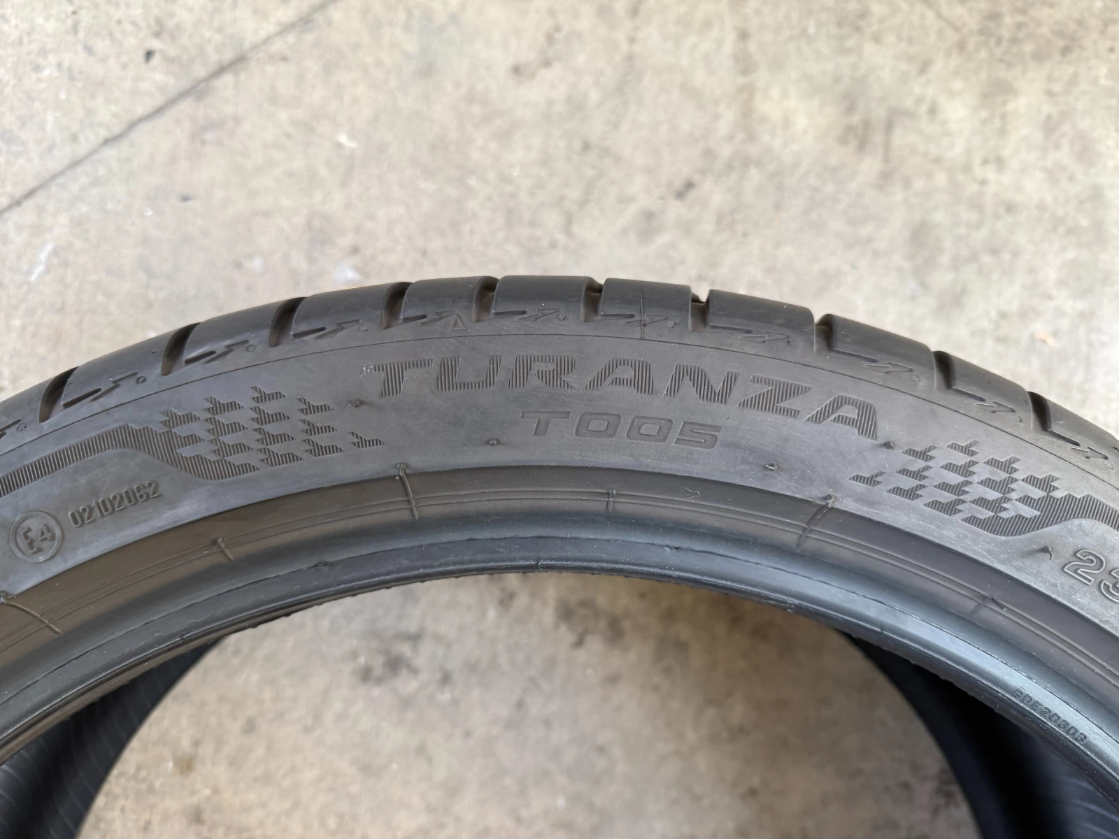 Гуми Летни 235/40R19, снимка 10 - Гуми и джанти - 55686649