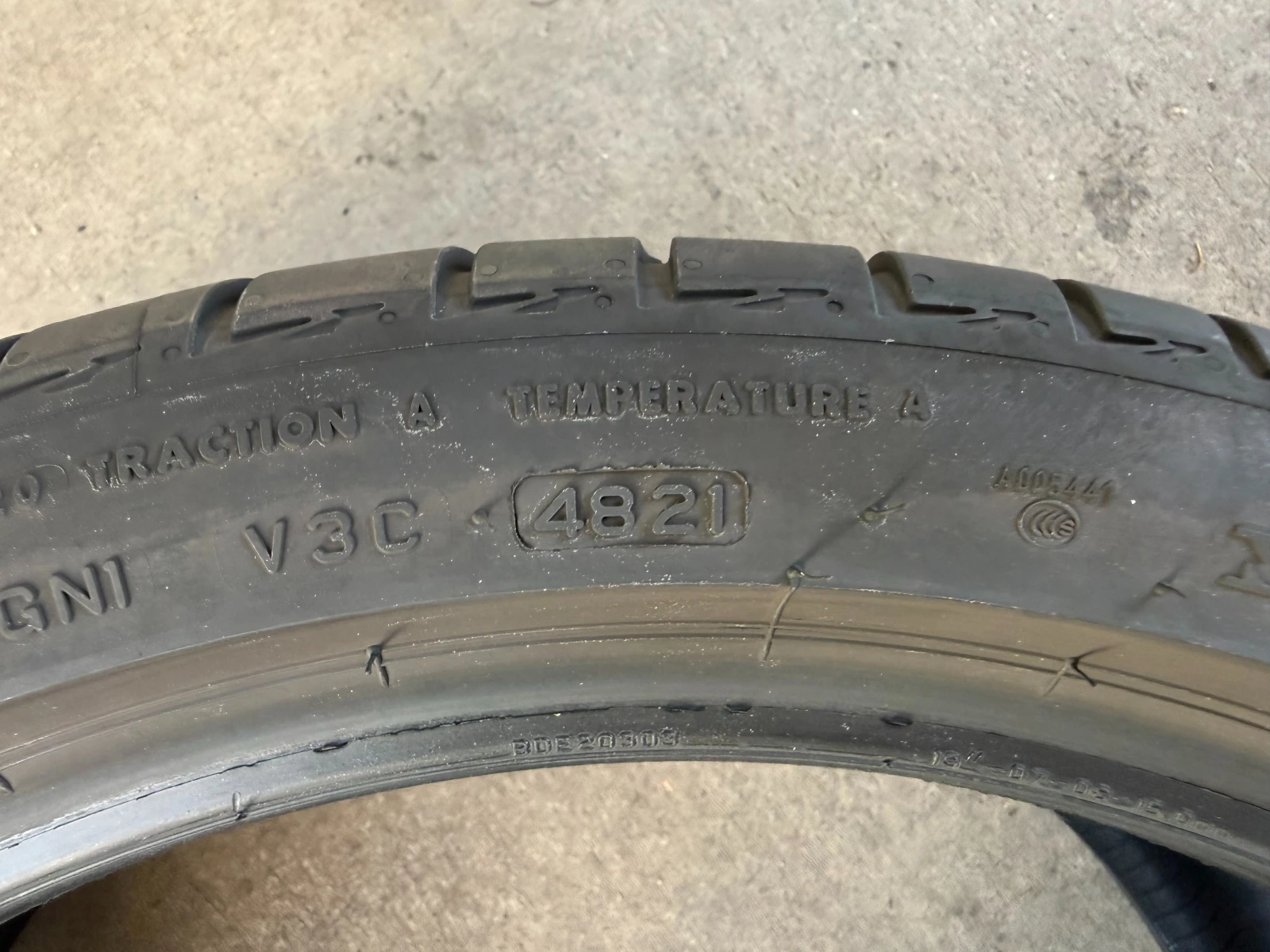 Гуми Летни 235/40R19, снимка 8 - Гуми и джанти - 55686649