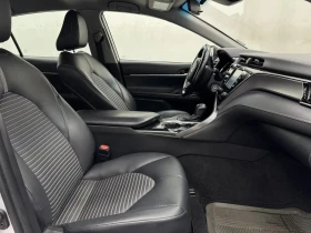 Toyota Camry * 2.5SE* DISTRONIC* LANE ASSIST* CAR PLAY* , снимка 17