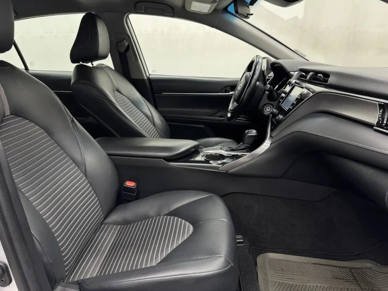 Toyota Camry * 2.5SE* DISTRONIC* LANE ASSIST* CAR PLAY* , снимка 17 - Автомобили и джипове - 53455253