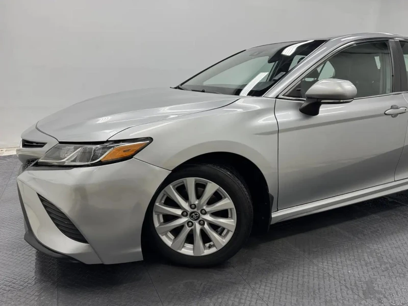 Toyota Camry * 2.5SE* DISTRONIC* LANE ASSIST* CAR PLAY* , снимка 3 - Автомобили и джипове - 53455253