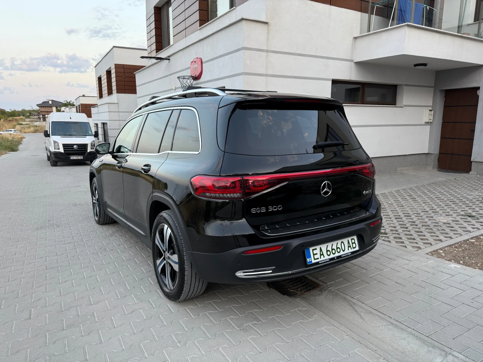 Mercedes-Benz EQB 300 4Matic | 6+ 1 ДДС Кредит | Гаранция до 2030 - изображение 4