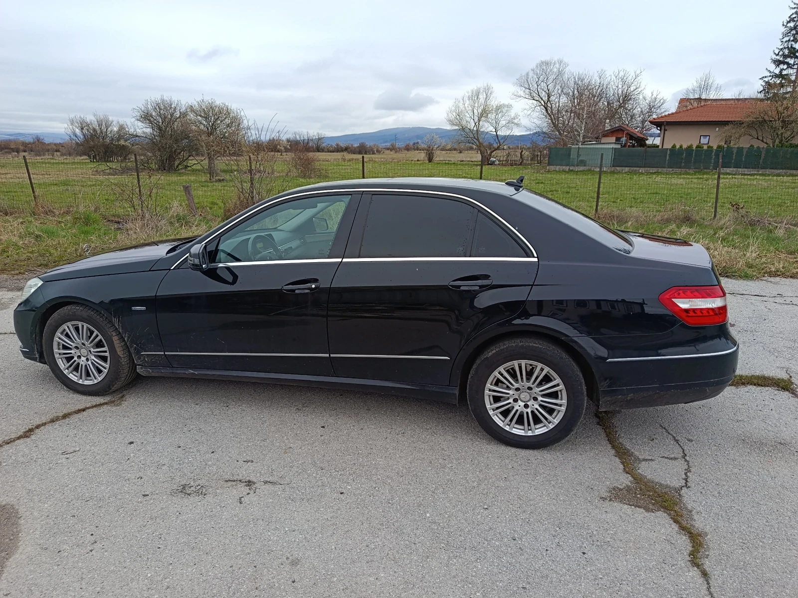 Mercedes-Benz E 220 Лимозина, снимка 2 - Автомобили и джипове - 54023039