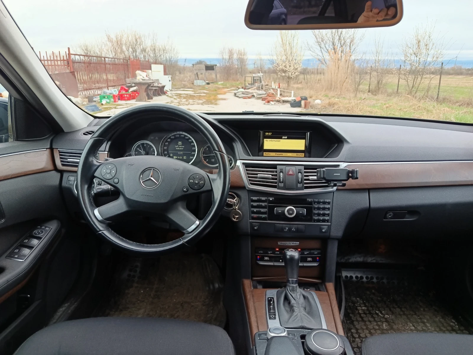 Mercedes-Benz E 220 Лимозина, снимка 4 - Автомобили и джипове - 54023039