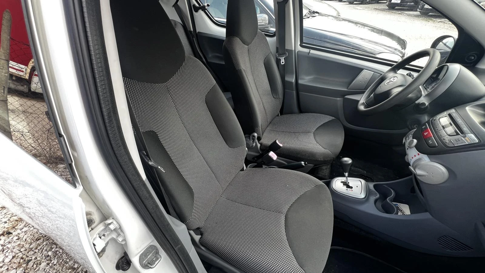 Toyota Aygo 1.0, снимка 10 - Автомобили и джипове - 55402643