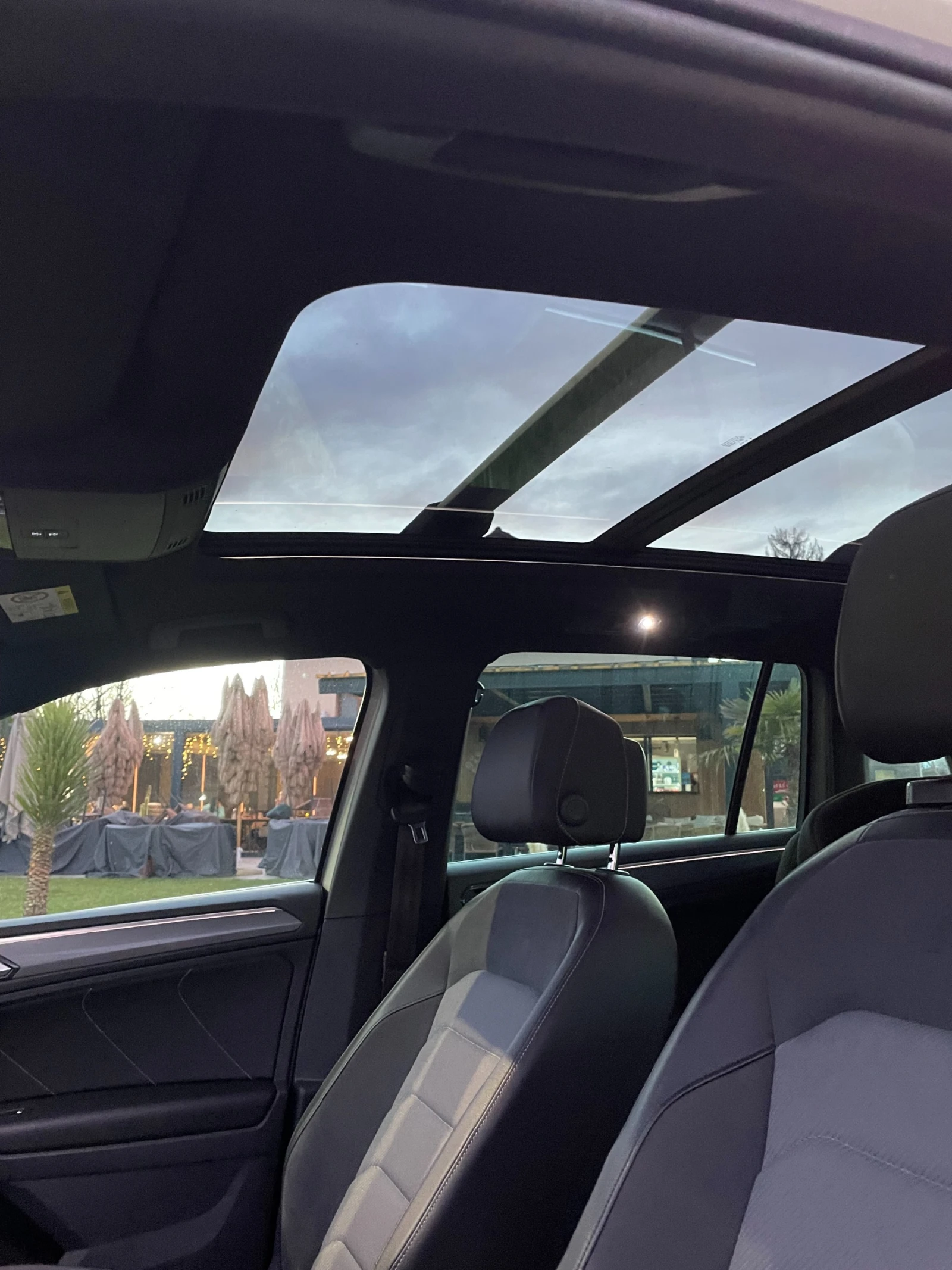 VW Tiguan R-line/360* /Pano/Matrix/FULL, снимка 6 - Автомобили и джипове - 53772408