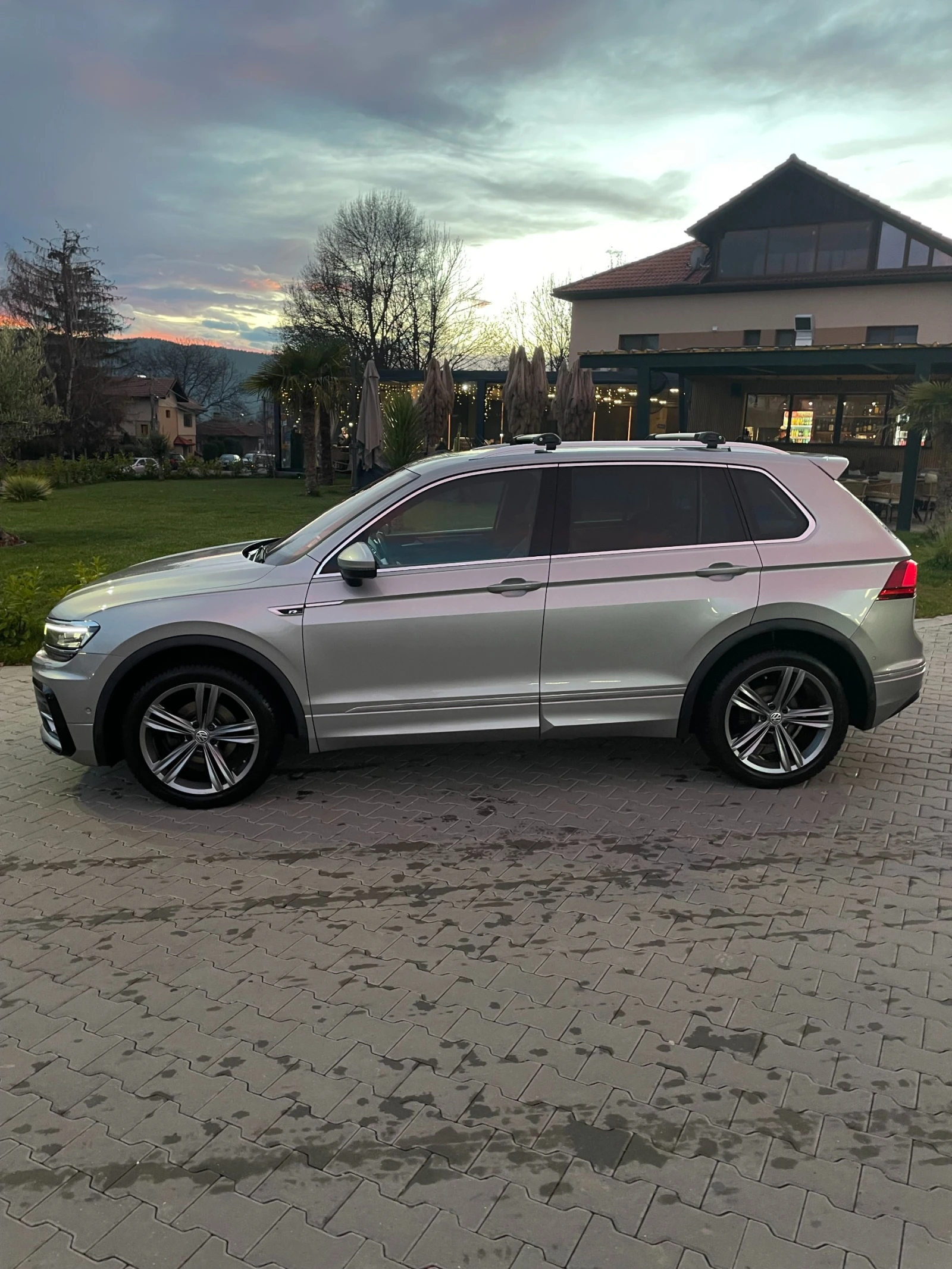VW Tiguan R-line/360* /Pano/Matrix/FULL, снимка 3 - Автомобили и джипове - 53772408