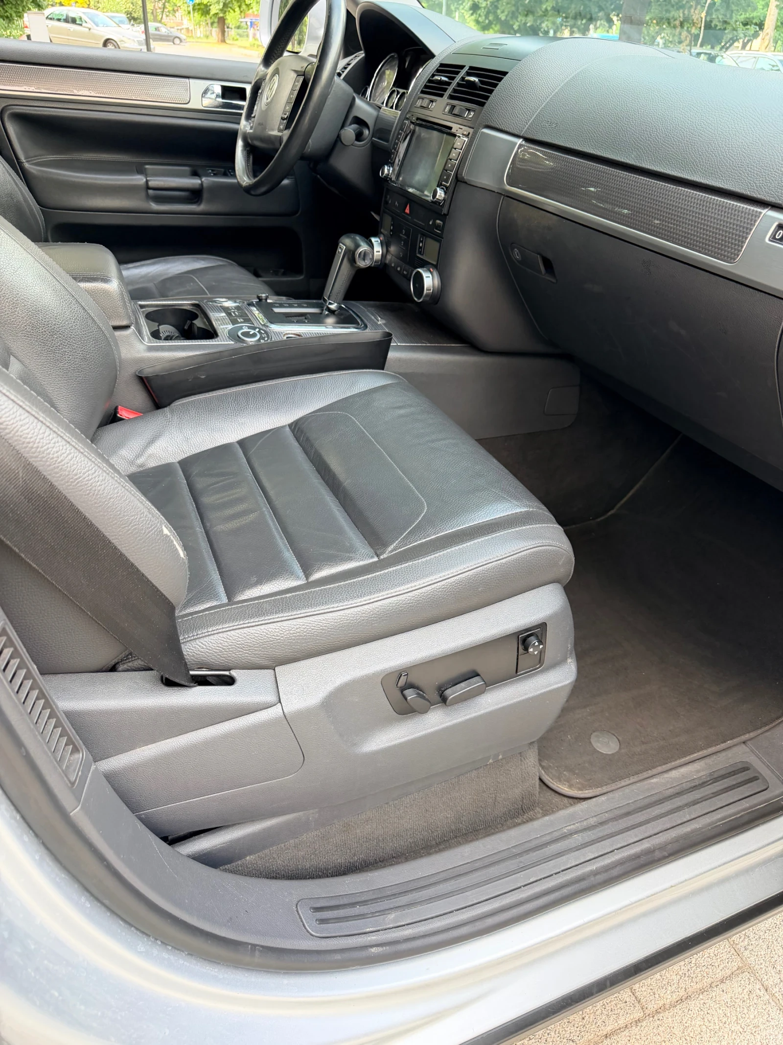 VW Touareg 3.0 TDI V6, снимка 17 - Автомобили и джипове - 56275227