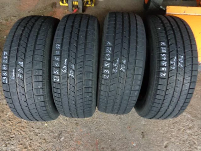 Гуми Зимни 235/65R17, снимка 2 - Гуми и джанти - 12732830