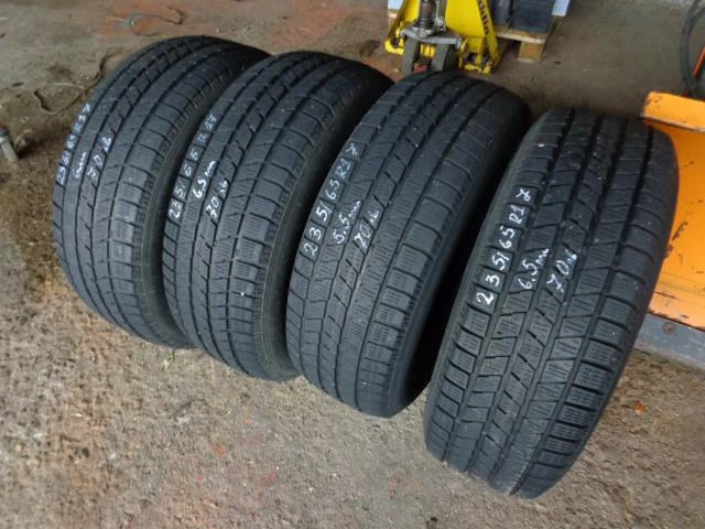 Гуми Зимни 235/65R17, снимка 3 - Гуми и джанти - 12732830