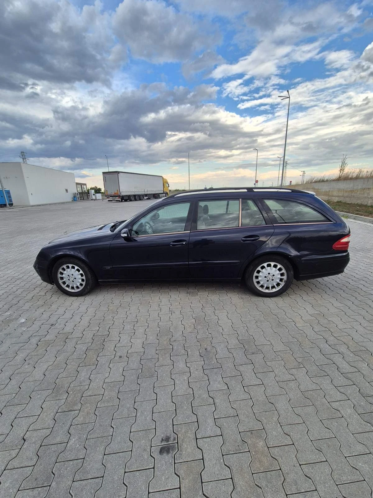 Mercedes-Benz E 220, снимка 3 - Автомобили и джипове - 56260945