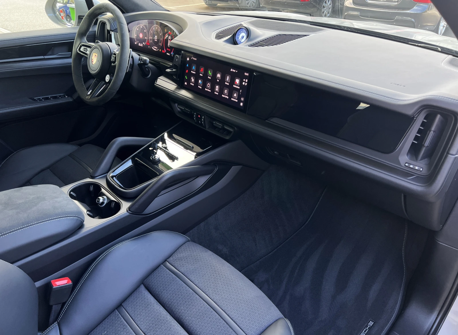 Porsche Cayenne GTS / FACELIFT / SPORT DESIGN / BOSE / HUD / PANO , снимка 13 - Автомобили и джипове - 54878690