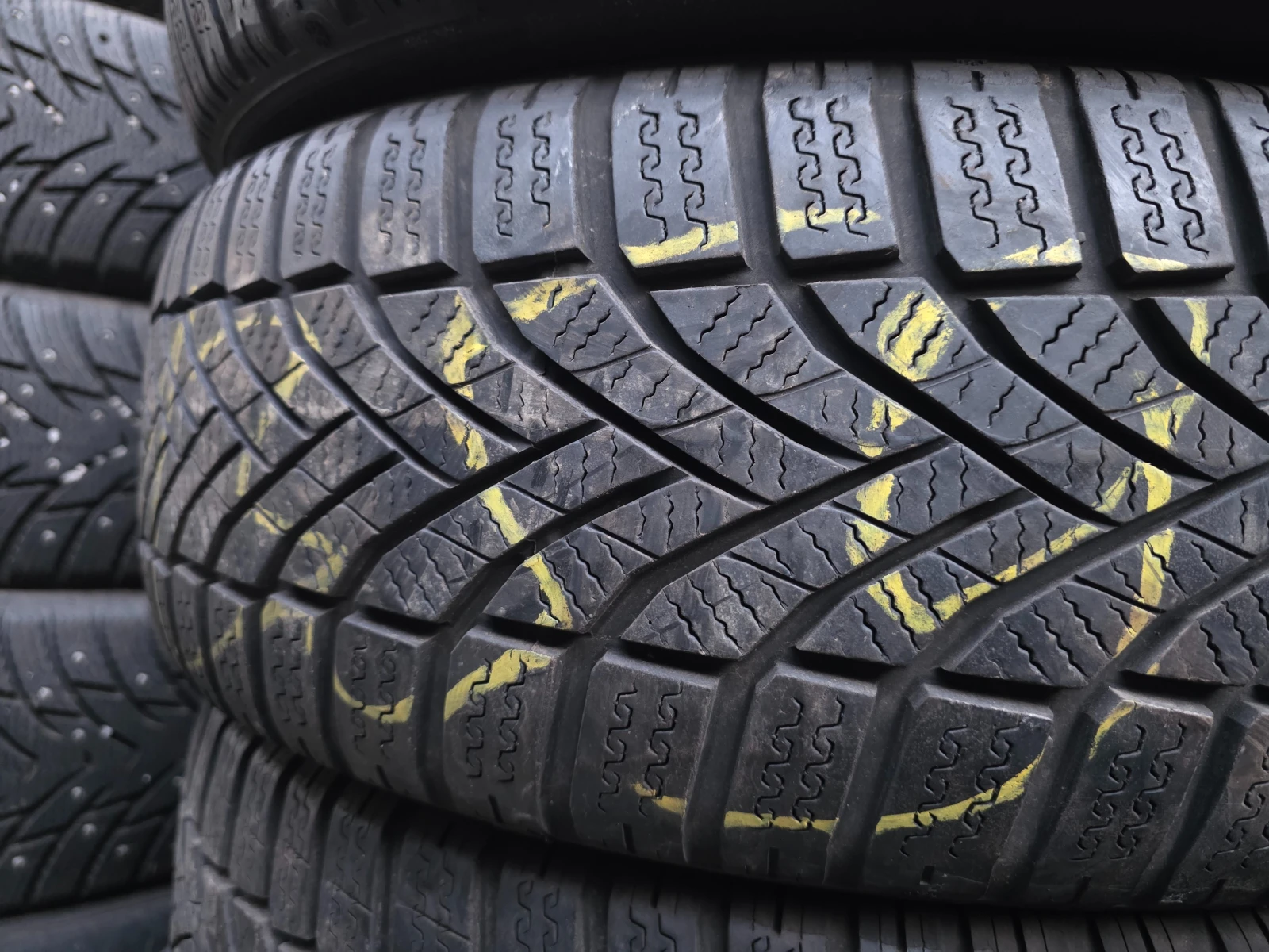 Гуми Зимни 205/55R17, снимка 4 - Гуми и джанти - 53961974