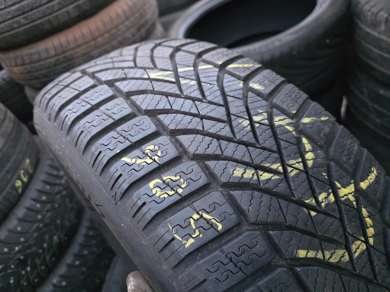 Гуми Зимни 205/55R17, снимка 5 - Гуми и джанти - 53961974