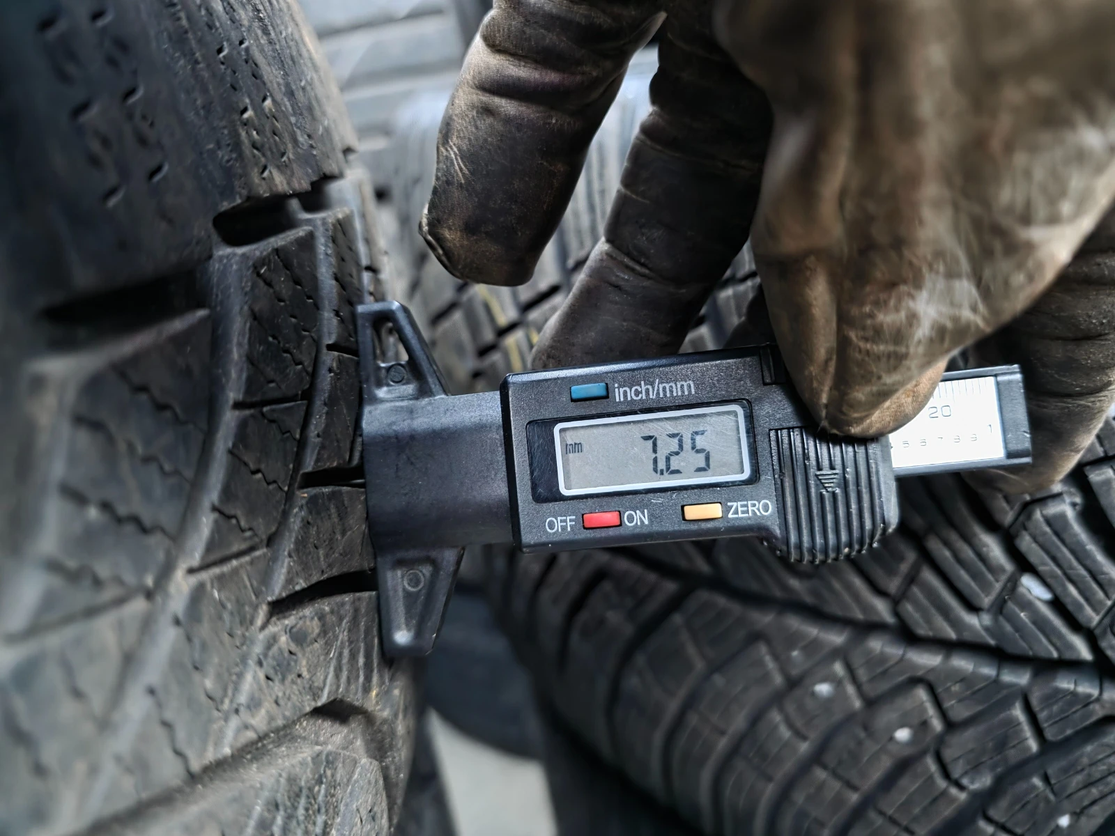 Гуми Зимни 205/55R17, снимка 8 - Гуми и джанти - 53961974