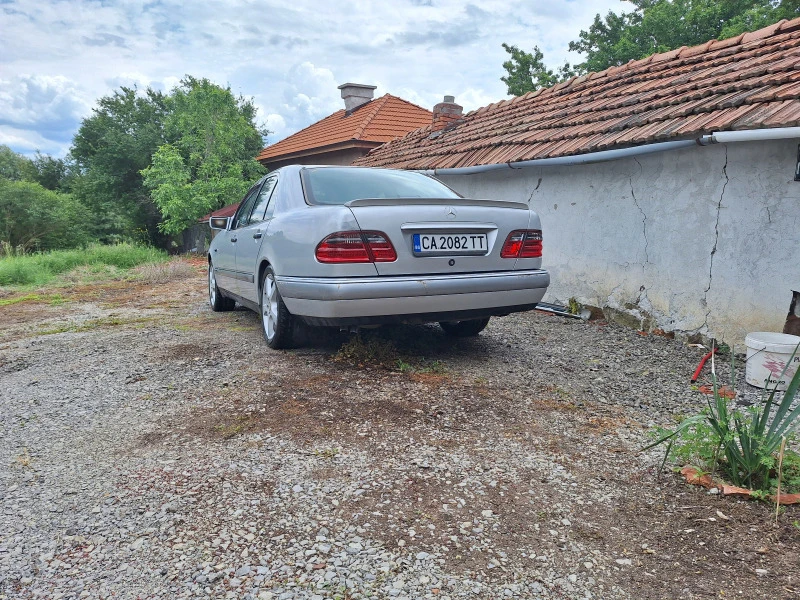 Mercedes-Benz E 200, снимка 4 - Автомобили и джипове - 47108014