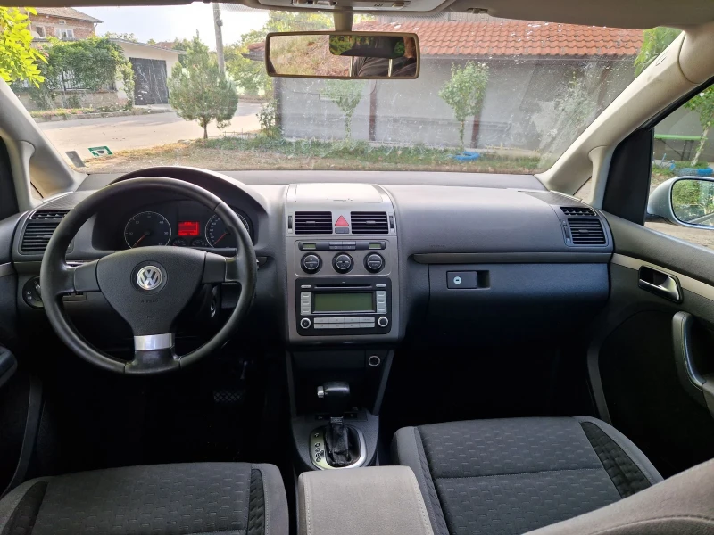 VW Touran, снимка 6 - Автомобили и джипове - 52368415