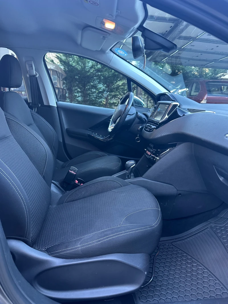 Peugeot 208 PureTech Allure, снимка 12 - Автомобили и джипове - 52623341