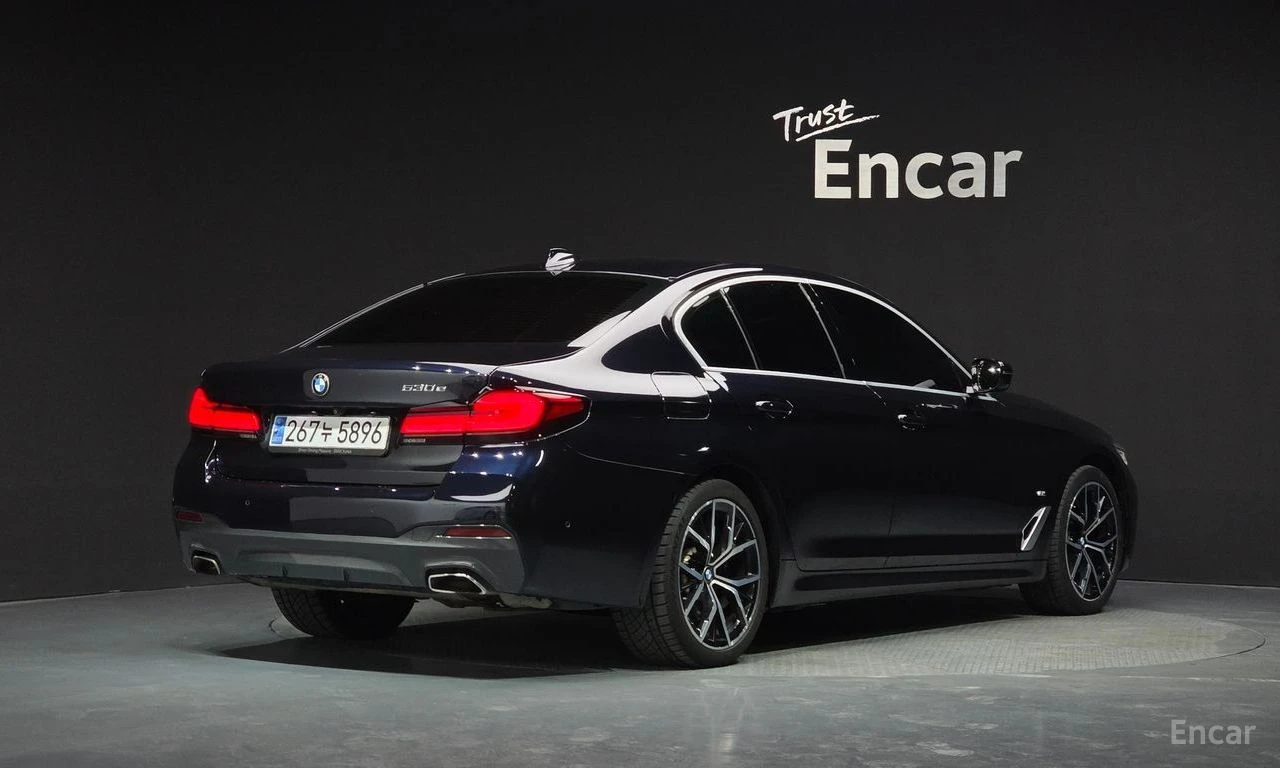 BMW 530E M* SPORT* HARMON* KARDON* ХЕДЪП* 360КАМЕРА* LANE* , снимка 2 - Автомобили и джипове - 54823317