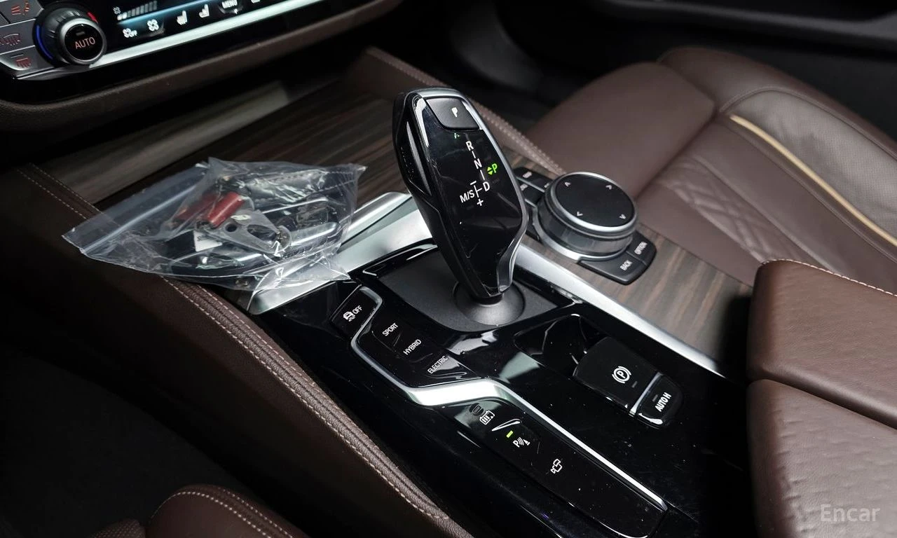 BMW 530E M* SPORT* HARMON* KARDON* ХЕДЪП* 360КАМЕРА* LANE* , снимка 10 - Автомобили и джипове - 54823317