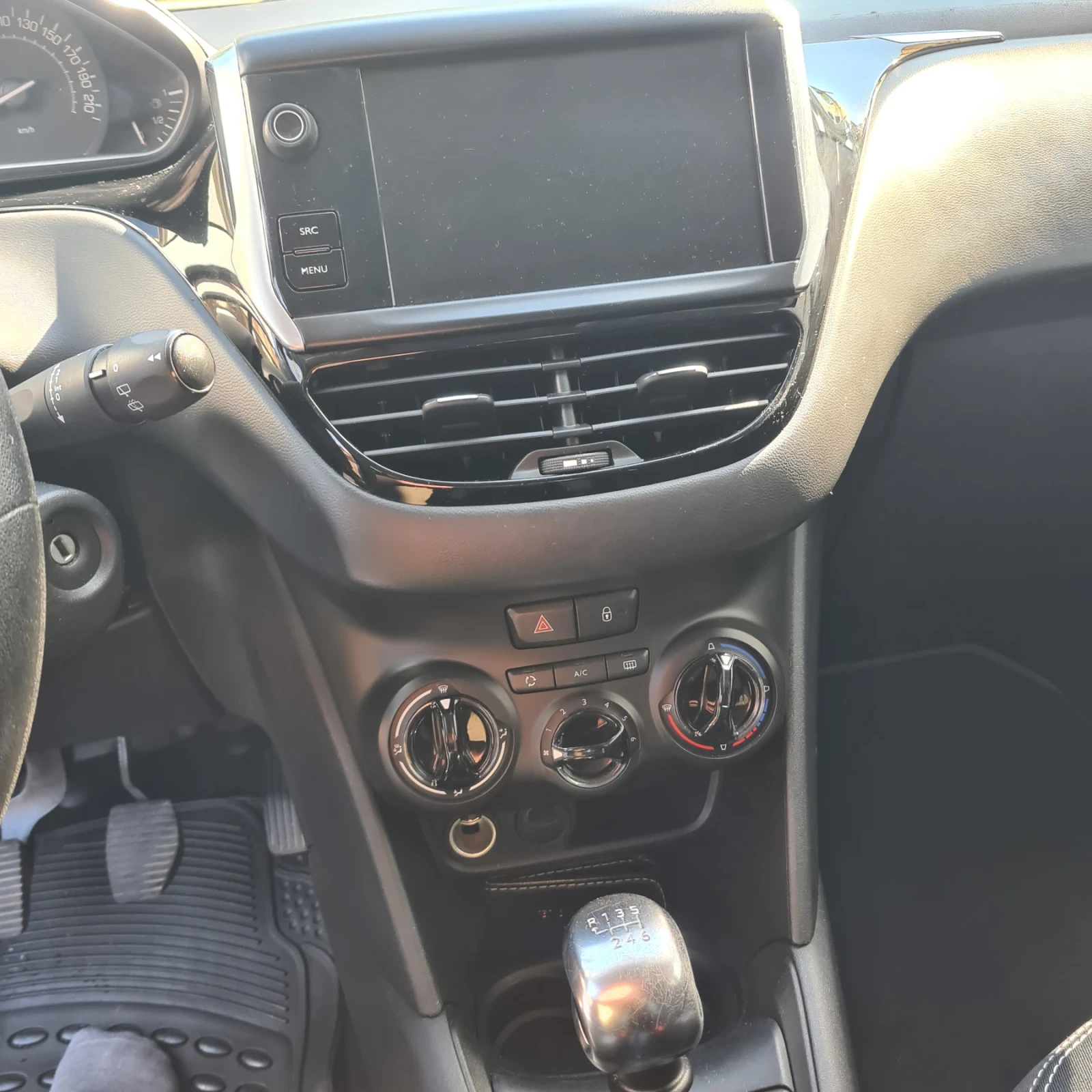 Peugeot 208, снимка 13 - Автомобили и джипове - 54984551