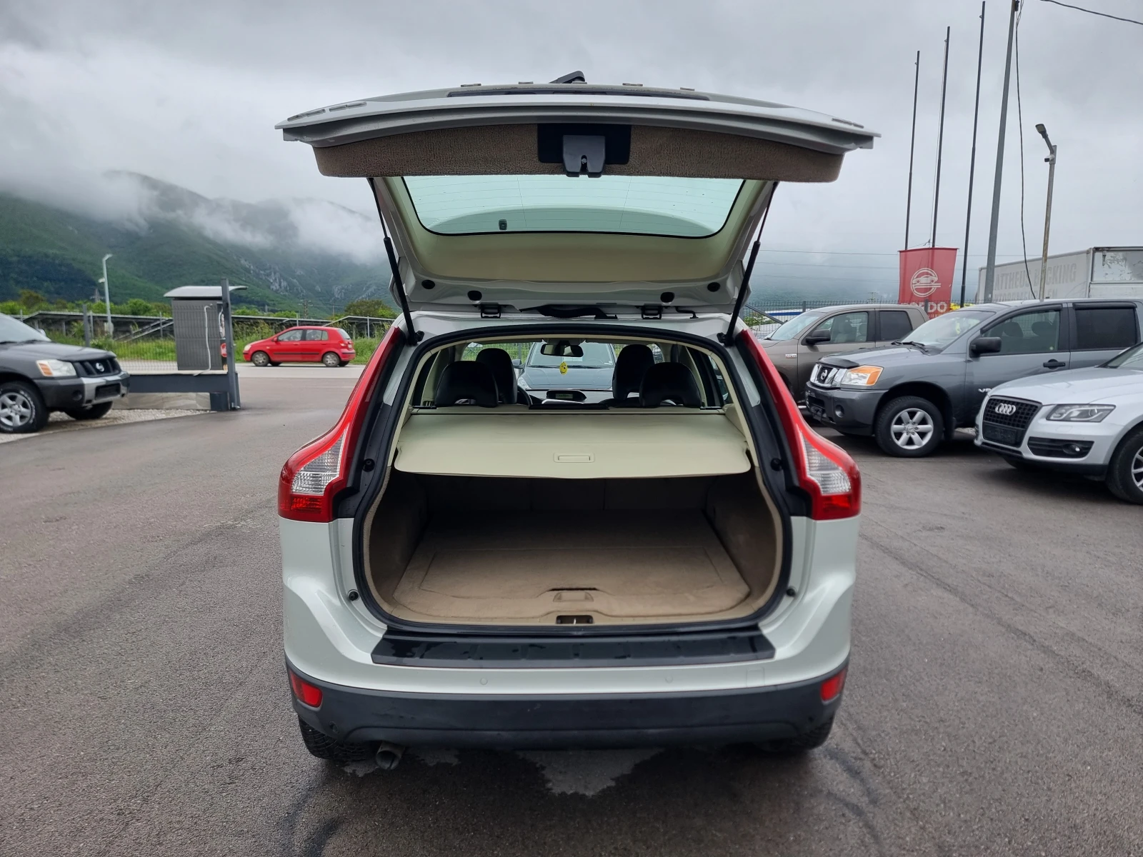 Volvo XC60 2.4 D5, снимка 13 - Автомобили и джипове - 54589181