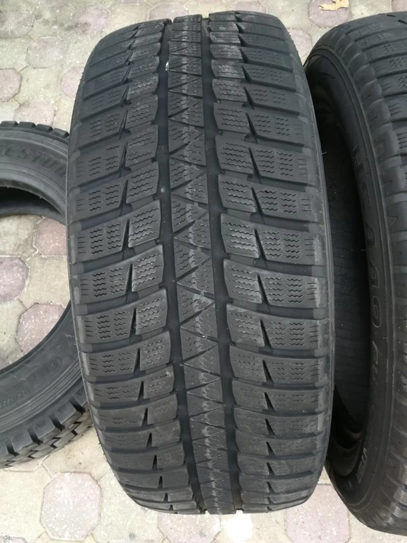 Гуми Зимни 235/55R17, снимка 2 - Гуми и джанти - 45863962