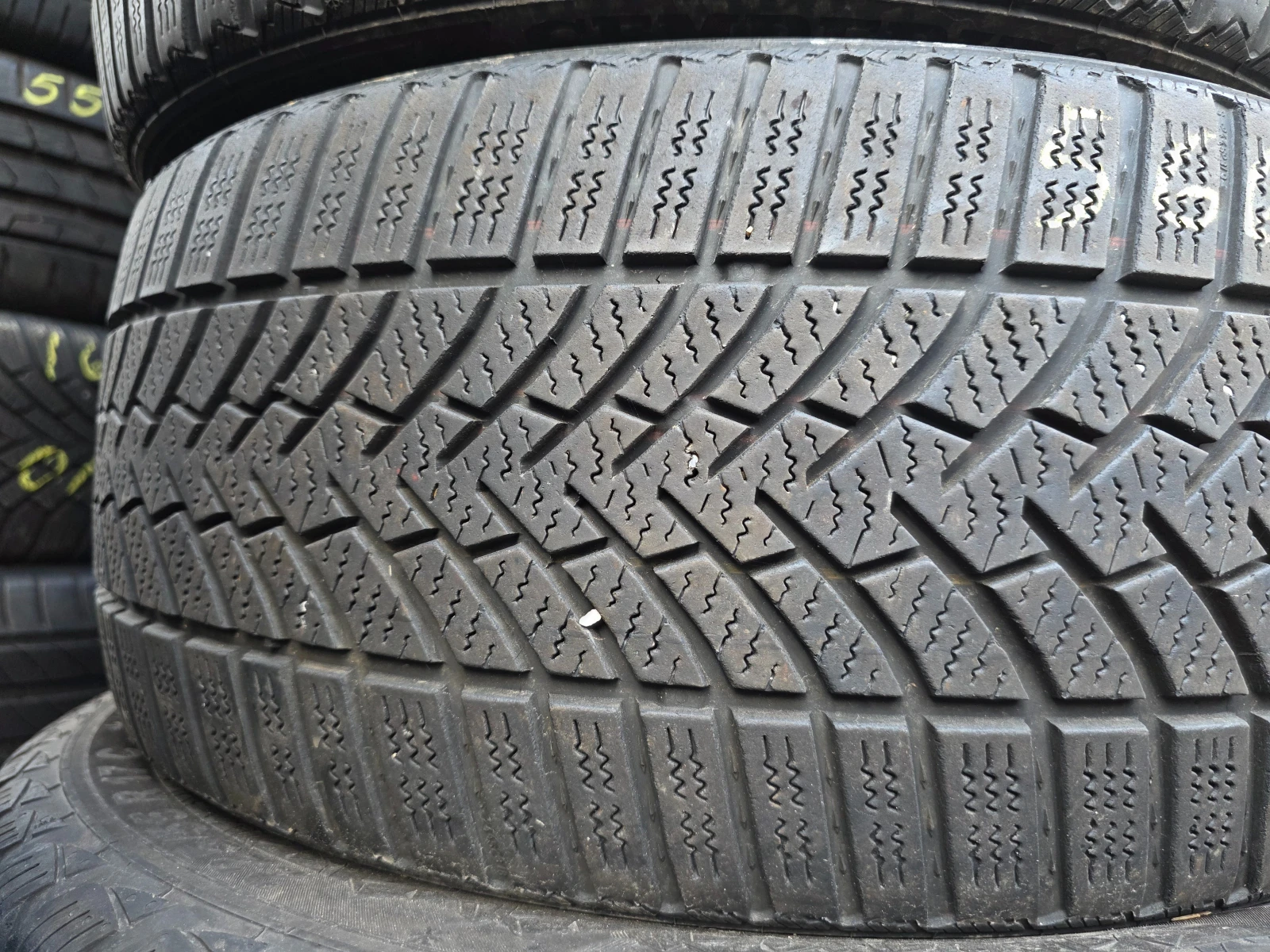 Гуми Зимни 215/40R17, снимка 4 - Гуми и джанти - 53961835