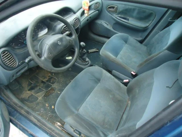 Renault Megane 1.9 D 64kc, снимка 5 - Автомобили и джипове - 20432880