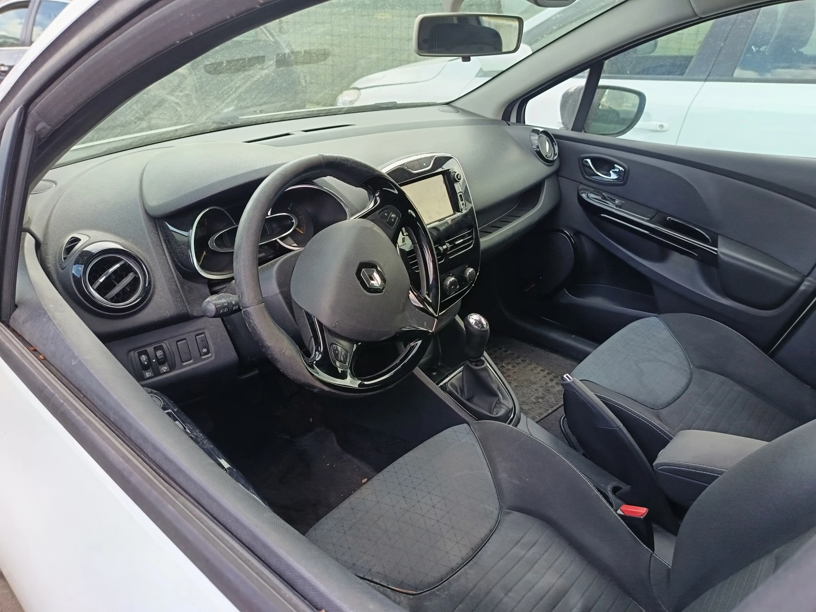 Renault Clio 0.9TCE H4BA, снимка 5 - Автомобили и джипове - 45842153