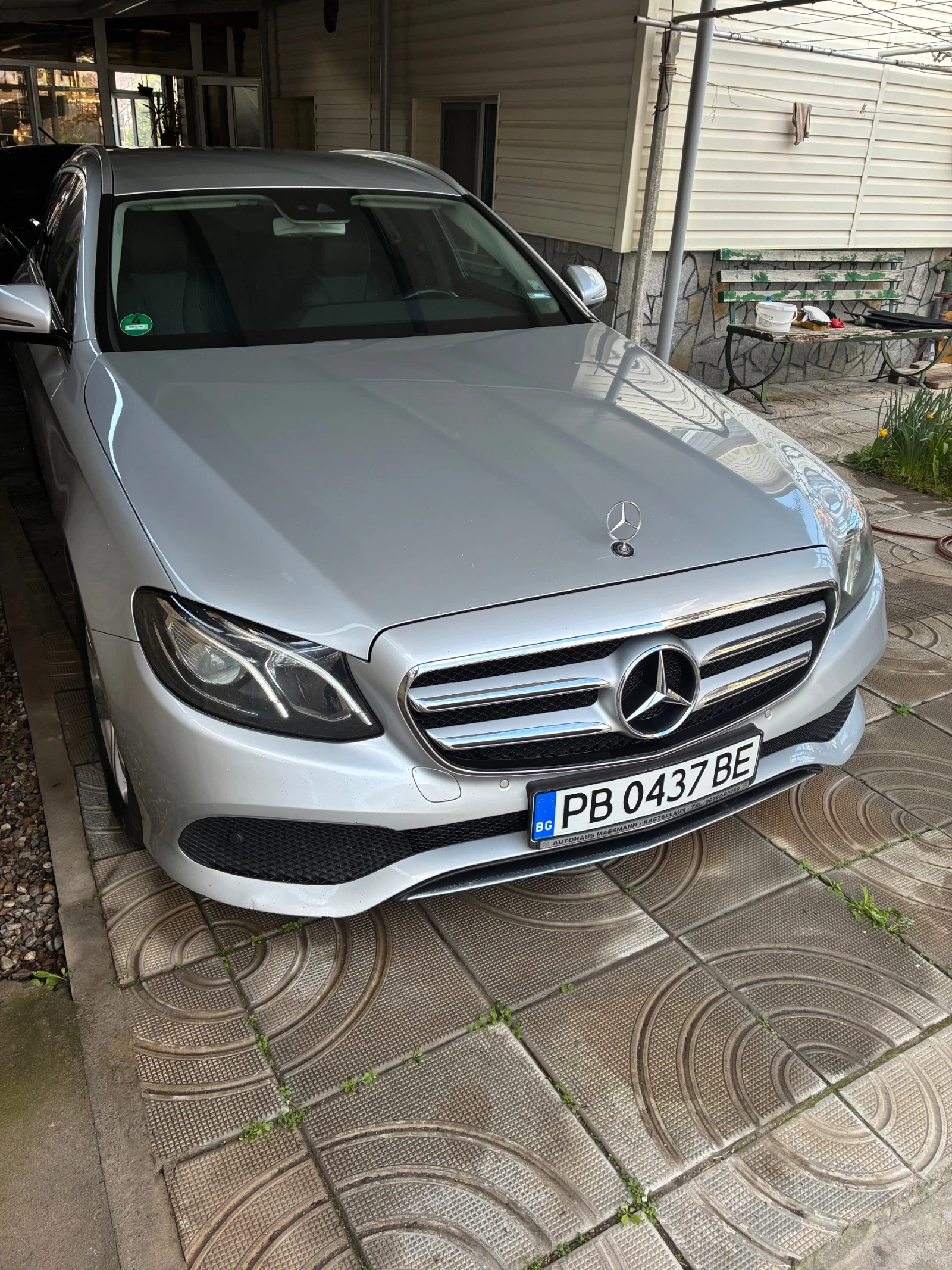 Mercedes-Benz E 220, снимка 4 - Автомобили и джипове - 54110337