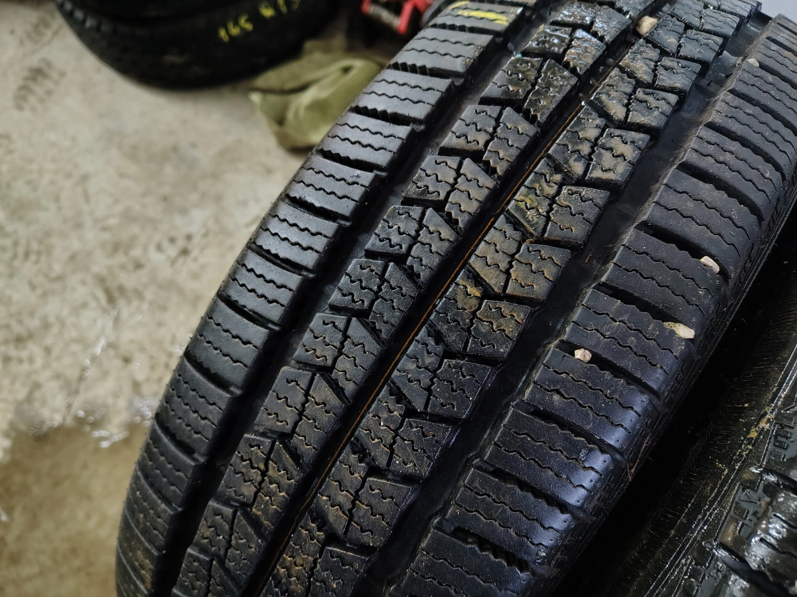 Гуми Зимни 195/65R16, снимка 4 - Гуми и джанти - 55835780