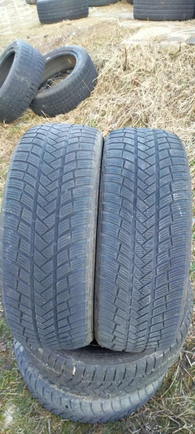 Гуми Зимни 215/55R17, снимка 1 - Гуми и джанти - 44078810