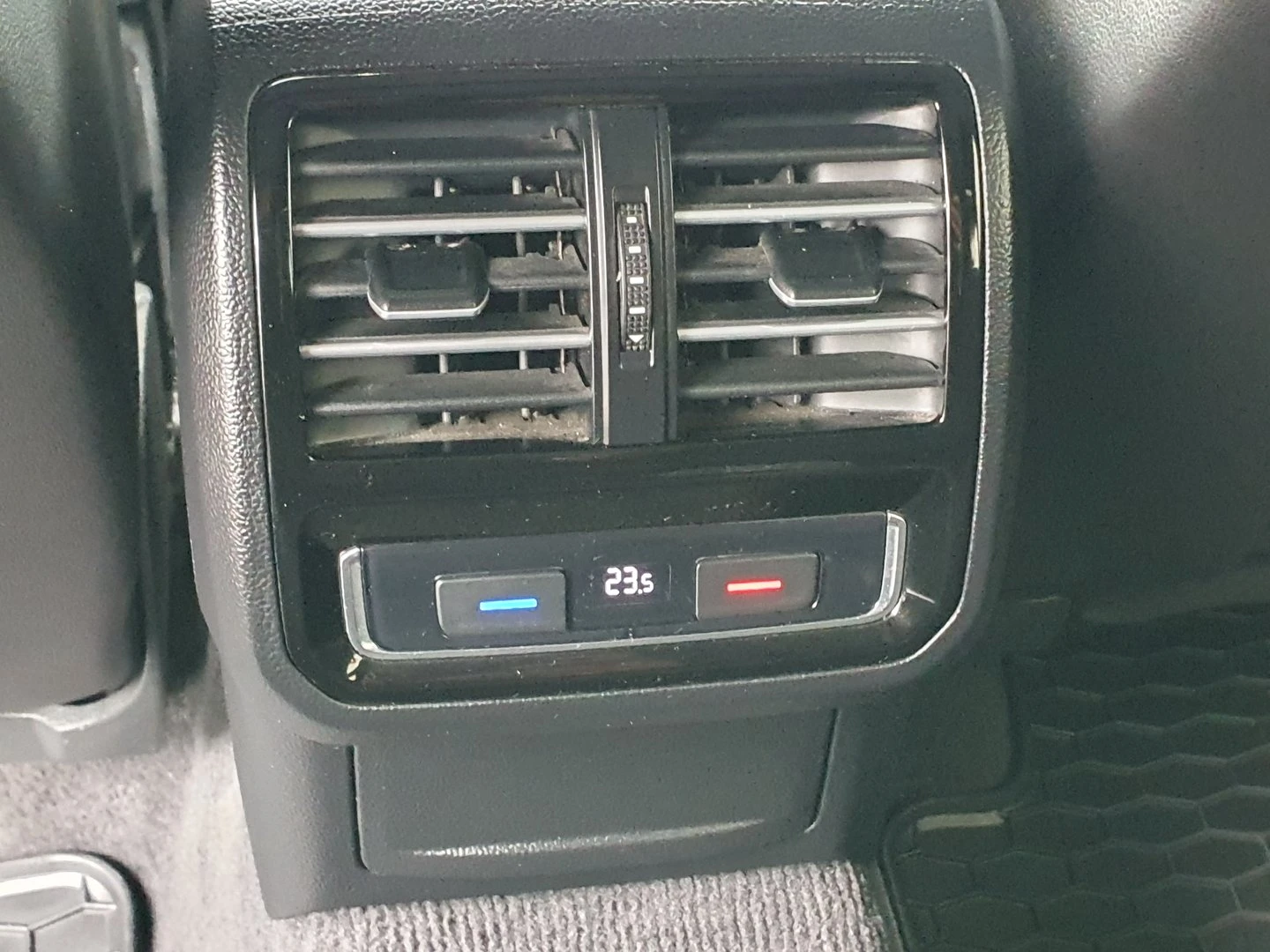 VW Passat 2.0TDI BMT 4MOTION, снимка 12 - Автомобили и джипове - 52686236