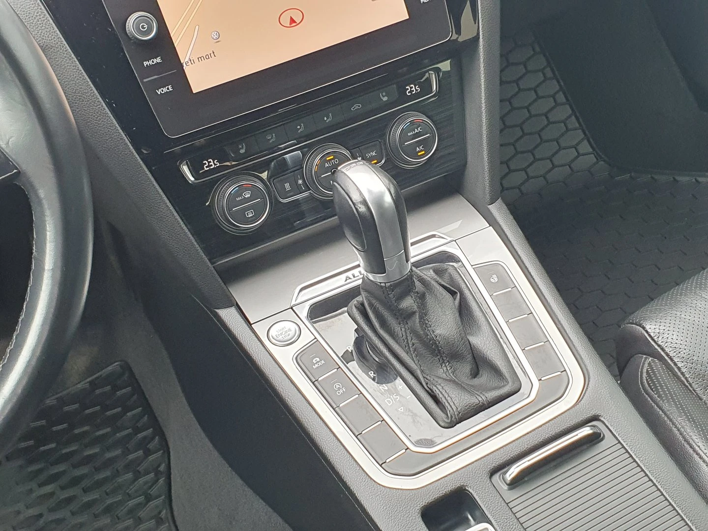 VW Passat 2.0TDI BMT 4MOTION, снимка 11 - Автомобили и джипове - 52686236