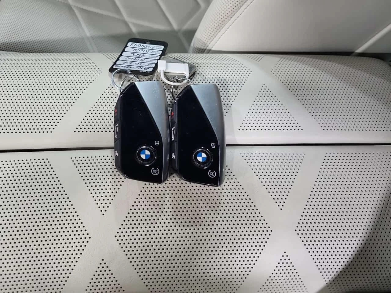 BMW 750 E XDRIVE| SWAROWSKI| HUD| MAСАЖИ ОТЗАД| 2 КЛЮЧА| , снимка 17 - Автомобили и джипове - 54097020